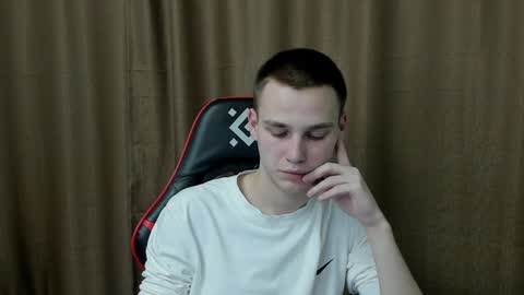 robert10211 online show from December 2024 07:49:01 PM