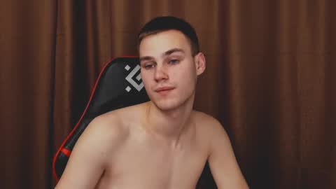 robert10211 online show from December 2024 07:44:01 PM