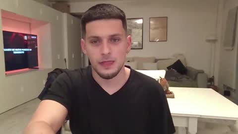 Roberto online show from November 2025 04:42:01 PM