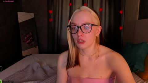 Snapshot of rockett_bunny chatting on April 2026 06:19:01 AM Rockett online show from April 2026 06:19:01 AM