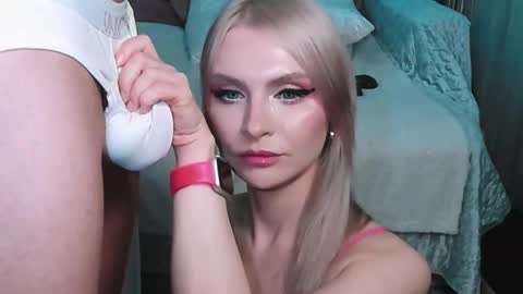 Lina and Den online show from November 2025 09:31:01 AM