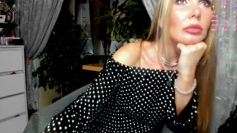 Aurora online show from October 2025 09:59:02 PM