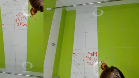 Snapshot of roseblanche2k chatting on February 2025 02:42:01 AM Florin online show from February 2025 02:42:01 AM