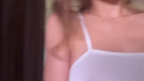 Snapshot of roselyn_rose chatting on June 2026 04:27:02 PM Roselyn online show from June 2026 04:27:02 PM