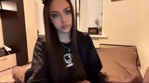 Mimi online show from November 2025 01:58:01 PM