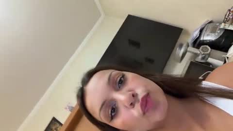 Roshelle online show from June 2026 06:45:02 PM