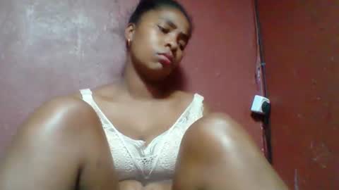 Snapshot of rovaelyah chatting on January 2026 05:39:01 PM rovaelyah online show from January 2026 05:39:01 PM