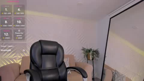 Roxanne Hill  online show from May 2026 12:23:01 PM