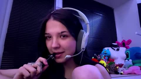 Snapshot of roxiepiurkowski chatting on October 2025 01:34:01 PM Hana online show from October 2025 01:34:01 PM