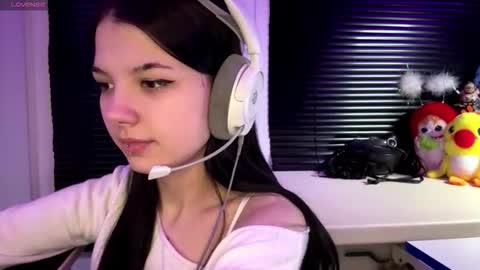 Snapshot of roxiepiurkowski chatting on November 2025 03:27:02 PM Hana online show from November 2025 03:27:02 PM