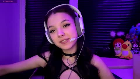 Snapshot of roxiepiurkowski chatting on December 2025 04:16:01 PM Hana online show from December 2025 04:16:01 PM