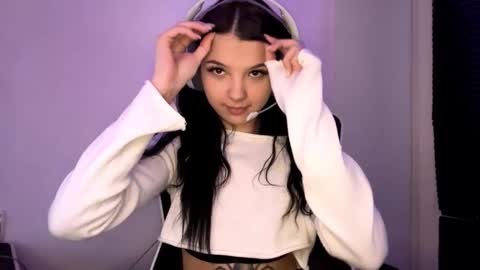 Snapshot of roxiepiurkowski chatting on December 2025 11:49:02 AM Hana online show from December 2025 11:49:02 AM