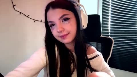 Snapshot of roxiepiurkowski chatting on February 2026 07:10:02 AM Hana online show from February 2026 07:10:02 AM