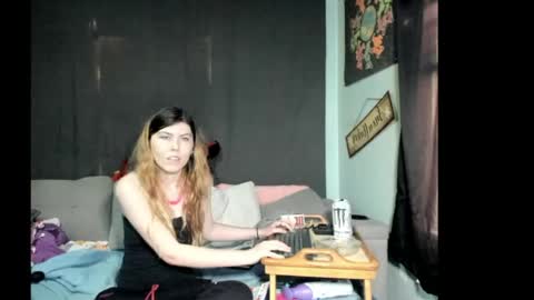 roxihazeleyes online show from April 2026 06:24:02 PM