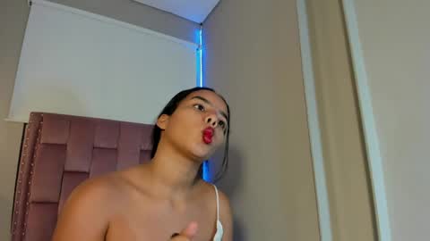 roxy_stone1 online show from May 2026 07:10:01 PM