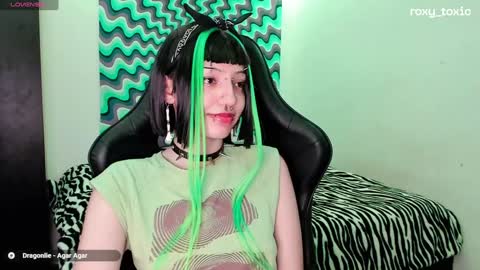 Snapshot of roxy_toxic chatting on January 2025 01:08:01 AM Roxy Independient model Help me to reach 50 thumbs up online show from January 2025 01:08:01 AM