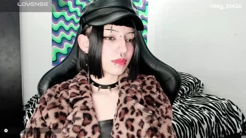 Snapshot of roxy_toxic chatting on January 2025 02:30:01 AM Roxy Independient model Help me to reach 50 thumbs up online show from January 2025 02:30:01 AM