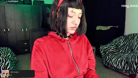 Snapshot of roxy_toxic chatting on October 2025 01:38:01 AM Roxy Independient model Help me to reach 50 thumbs up online show from October 2025 01:38:01 AM