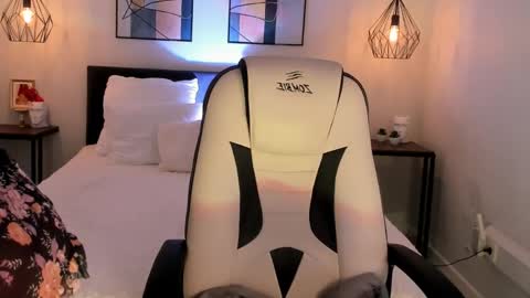 Roxy follow me online show from May 2026 12:44:02 PM