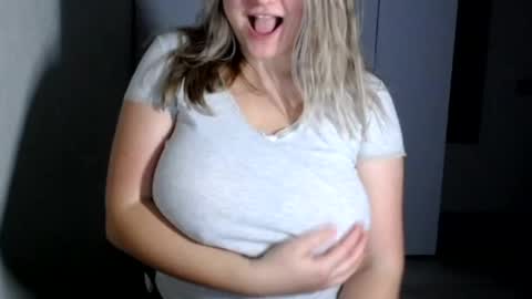 Snapshot of royalboobs chatting on December 2024 09:37:02 PM Cameron online show from December 2024 09:37:02 PM