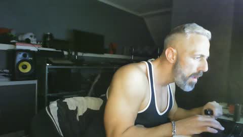 Chico que rico Caliente online show from January 2025 02:57:02 AM