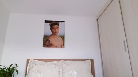  R U S S E L L  online show from March 2026 10:53:01 PM