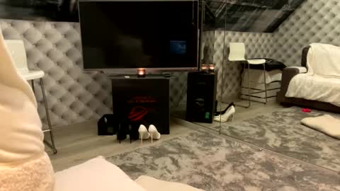 Laura online show from March 2025 07:58:02 PM