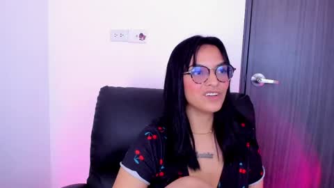 Snapshot of saam_collins69 chatting on April 2026 06:59:02 PM Val online show from April 2026 06:59:02 PM