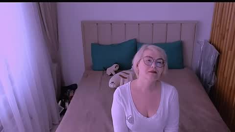 Sabrina MacMarren online show from April 2026 01:05:02 PM