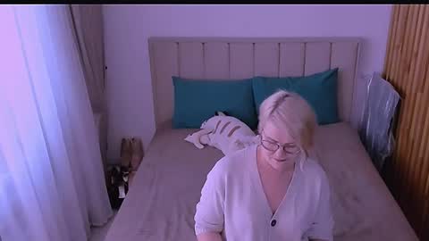 Sabrina MacMarren online show from May 2026 04:00:01 PM