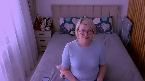 Sabrina MacMarren online show from June 2026 01:04:02 PM