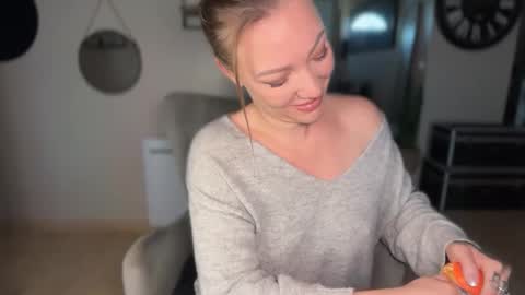 Snapshot of sacha__xx chatting on March 2026 06:42:02 AM sacha__xx online show from March 2026 06:42:02 AM