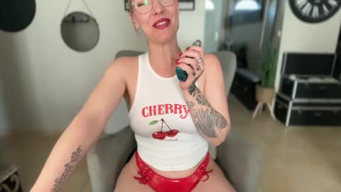 Snapshot of sacha__xx chatting on April 2026 01:44:02 PM sacha__xx online show from April 2026 01:44:02 PM
