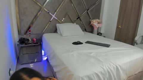 Snapshot of salommecruz01 chatting on April 2026 05:03:02 AM Salomme Cruz online show from April 2026 05:03:02 AM