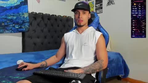 Snapshot of salvatore_dereck chatting on December 2024 01:18:01 AM online show from December 2024 01:18:01 AM