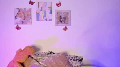 Snapshot of samara_jonnes_ chatting on January 2025 01:33:01 AM Samara is my name a pleasure delighted that you are here leave your thumb up it is important to me online show from January 2025 01:33:01 AM