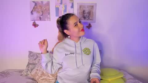 Snapshot of samara_jonnes_ chatting on February 2025 10:40:02 PM Samara is my name a pleasure delighted that you are here leave your thumb up it is important to me online show from February 2025 10:40:02 PM