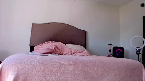 Yaya online show from November 2025 06:31:01 PM