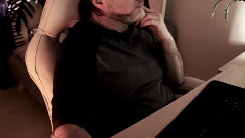 Sanders online show from December 2024 01:56:01 AM