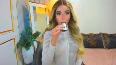 Snapshot of sandra_hornball chatting on December 2025 04:47:01 PM Sandra Hornball online show from December 2025 04:47:01 PM