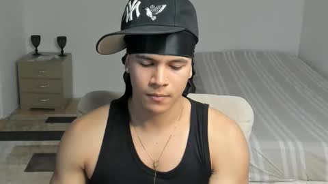 Snapshot of sant_wahlberg chatting on May 2026 10:40:02 PM Sant online show from May 2026 10:40:02 PM