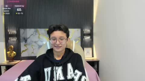 santiago_russo18 online show from November 2025 12:36:02 PM