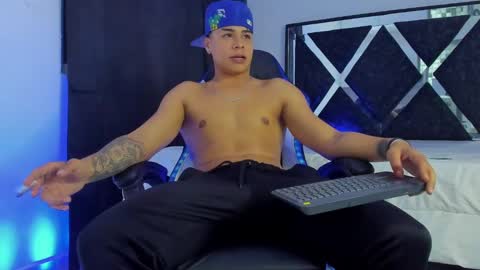 Snapshot of santiagoreyesft chatting on December 2024 01:47:01 AM Santi Reyes online show from December 2024 01:47:01 AM