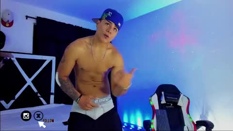 Snapshot of santiagoreyesft chatting on February 2025 02:45:01 AM Santi Reyes online show from February 2025 02:45:01 AM