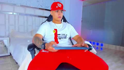 Snapshot of santiagoreyesft chatting on November 2025 06:05:02 AM Santi Reyes online show from November 2025 06:05:02 AM