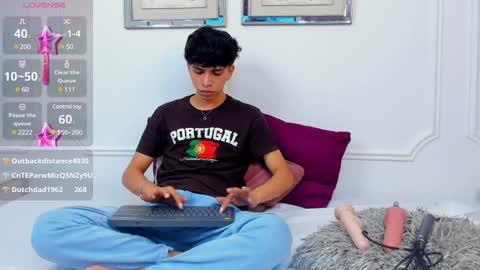 Snapshot of santy_carrington chatting on January 2025 11:17:01 PM Santiago Carrington online show from January 2025 11:17:01 PM