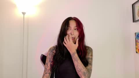 Snapshot of sara_queen9 chatting on April 2026 01:33:02 PM Sara online show from April 2026 01:33:02 PM