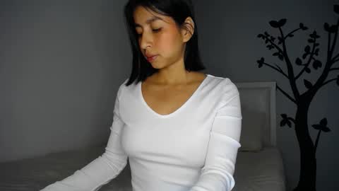 Snapshot of sara_tris chatting on November 2025 01:25:02 AM Sara online show from November 2025 01:25:02 AM