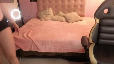 sara_valderrama_ online show from June 2026 11:57:01 AM