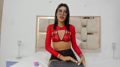 Snapshot of saraa_nix chatting on February 2025 10:00:02 AM sara online show from February 2025 10:00:02 AM